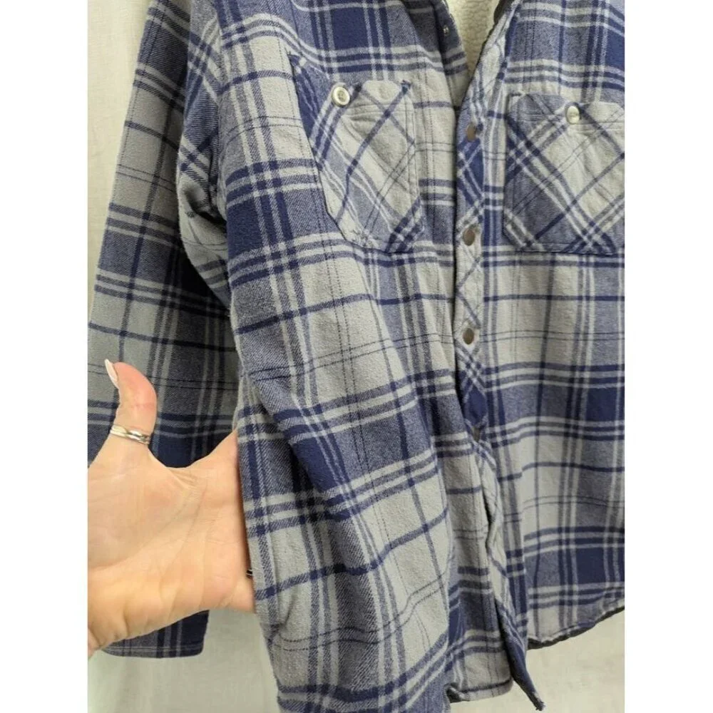 AmericaWare Men's XL sherpa lined flannel, snap closure, gray and blue plaid